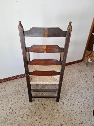 Silla de madera y mimbre grande