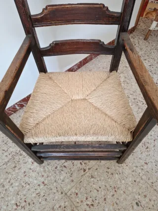 Silla de madera y mimbre grande