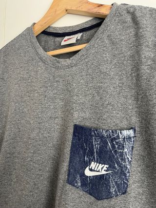 Camiseta Nike gris con bolsillo