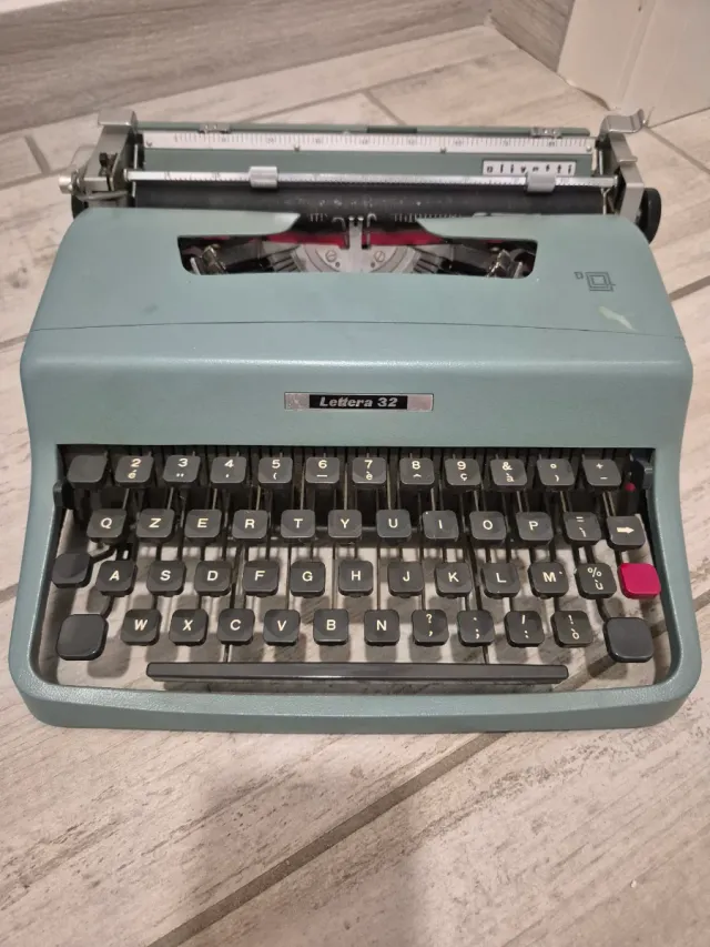 Macchina da scrivere Olivetti Lettera 32
