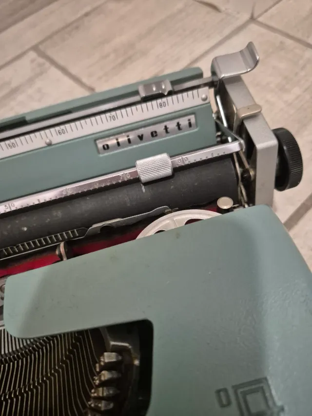 Macchina da scrivere Olivetti Lettera 32