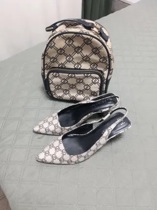 Mochila pequeña y zapatos slingback