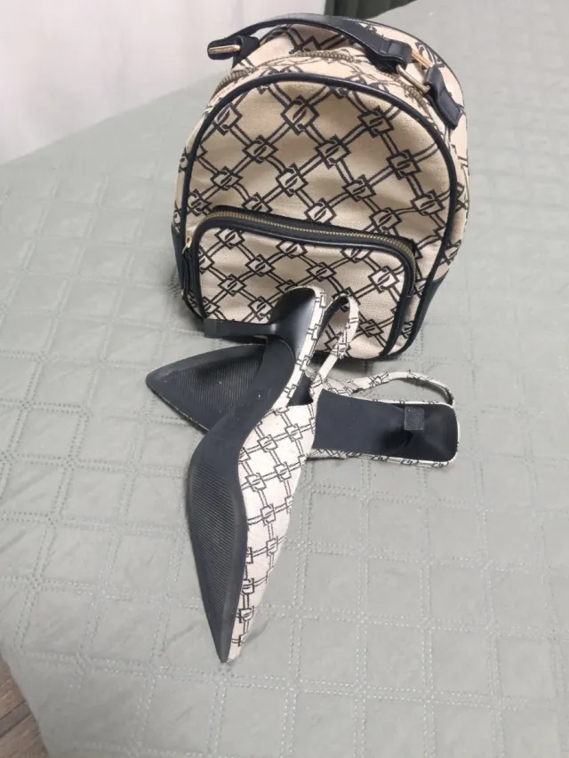 Mochila pequeña y zapatos slingback