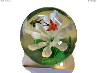 Fermacarte in vetro con fiore e farfalle