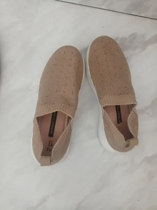 Zapatos planos beige con detalles dorados T.36