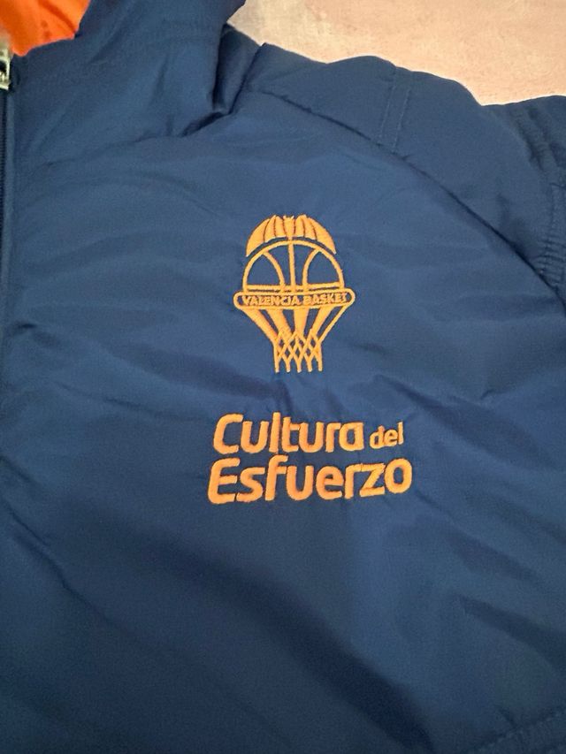 Abrigo Valencia Basket hombre azul y naranja