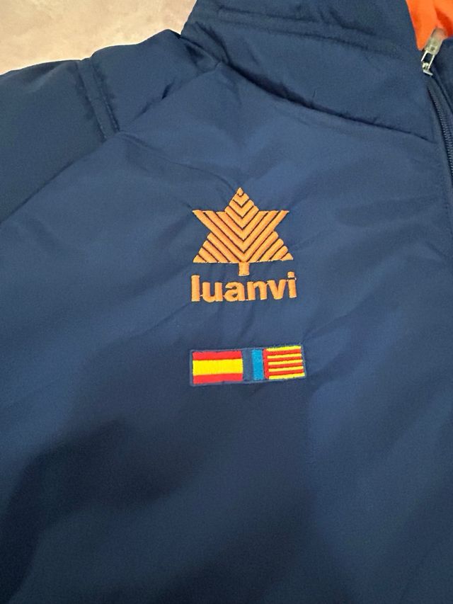 Abrigo Valencia Basket hombre azul y naranja