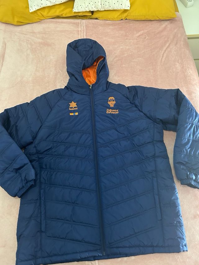 Abrigo Valencia Basket hombre azul y naranja