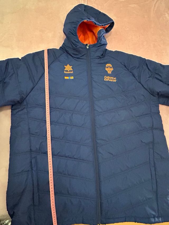 Abrigo Valencia Basket hombre azul y naranja