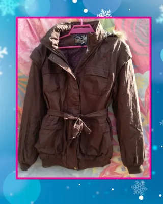 ABRIGO CHAQUETÓN MARRÓN CON CINTURÓN