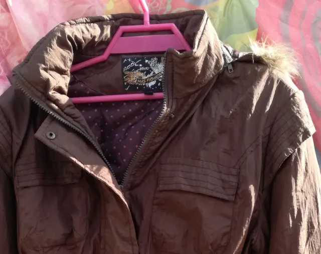 ABRIGO CHAQUETÓN MARRÓN CON CINTURÓN