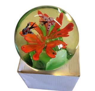 Fermacarte in vetro con fiori e insetti