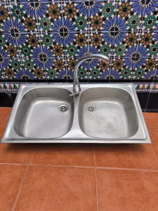 Fregadero doble con grifo