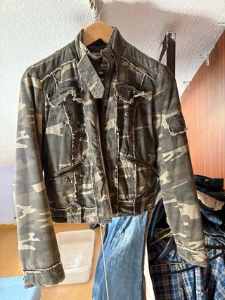Cazadora camuflaje tachuelas Talla S