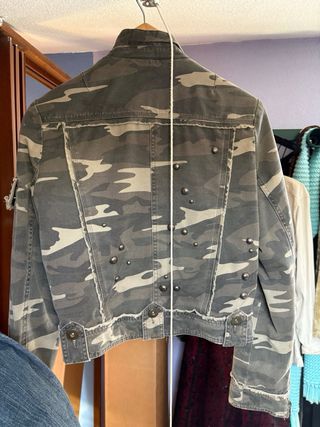 Cazadora camuflaje tachuelas Talla S
