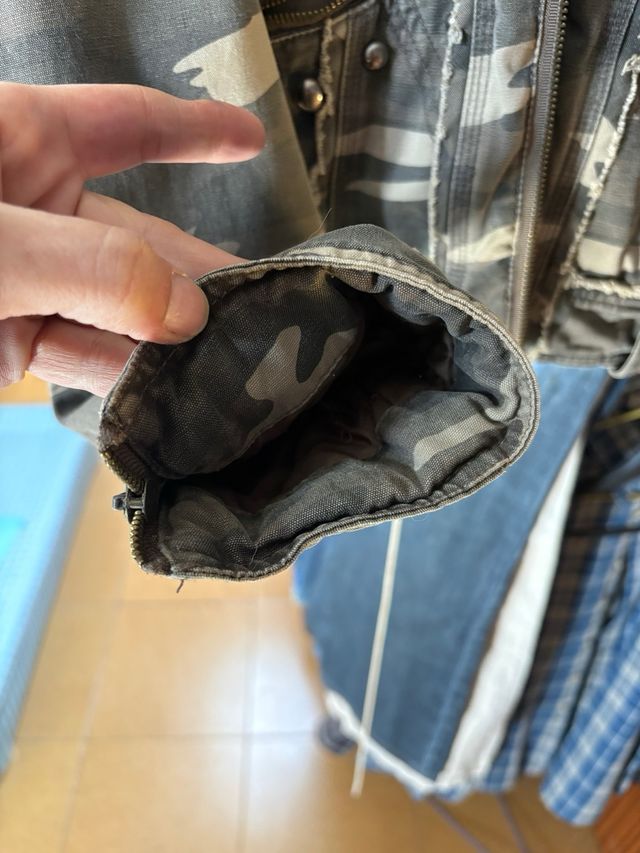 Cazadora camuflaje tachuelas Talla S