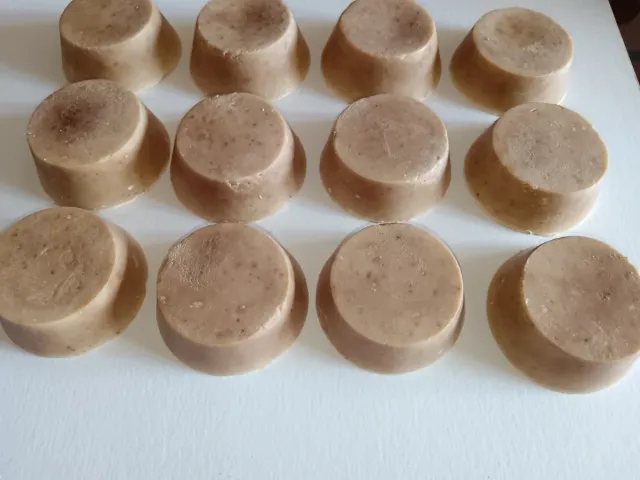 Jabón artesanal aceite y semillas laurel.  1.50€