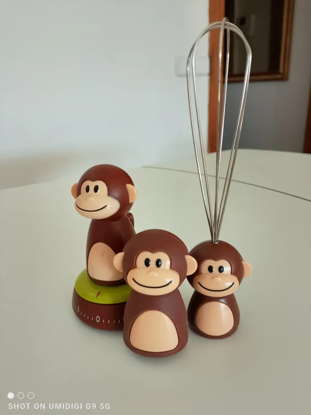 Temporizador, pinza y batidor manual, muy monos.