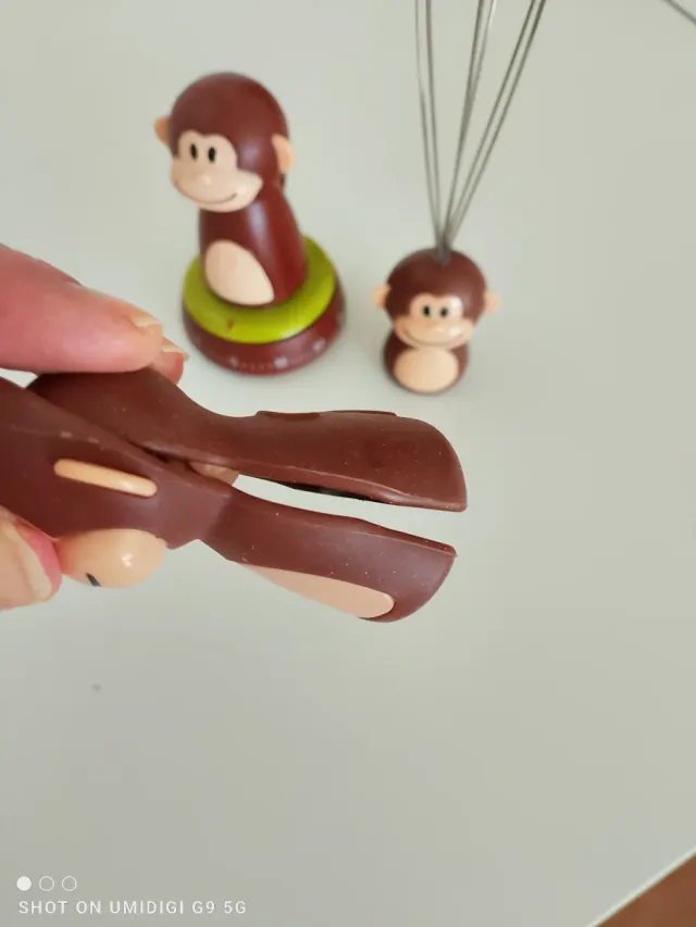 Temporizador, pinza y batidor manual, muy monos.