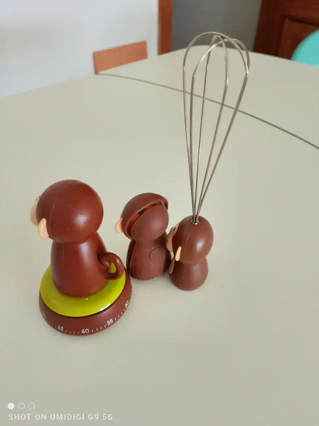 Temporizador, pinza y batidor manual, muy monos.