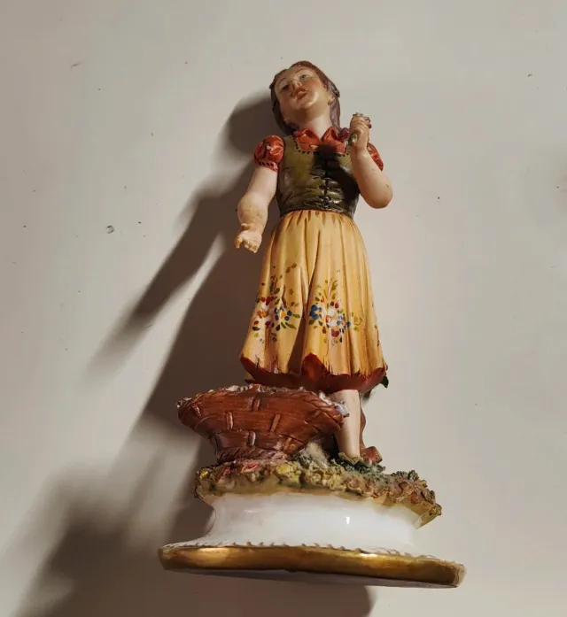 Figura Capodimonte Mujer con Flores
