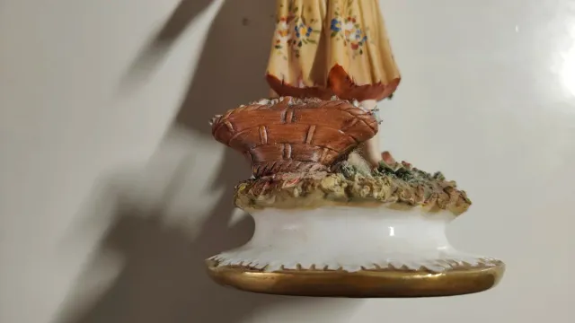 Figura Capodimonte Mujer con Flores