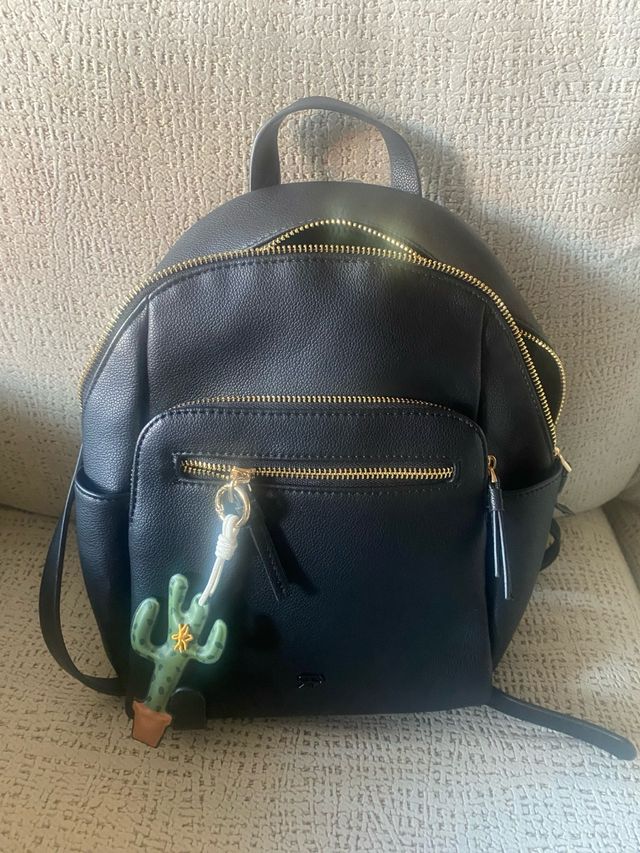 Mochila negra pequeña con llavero cactus