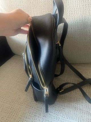 Mochila negra pequeña con llavero cactus