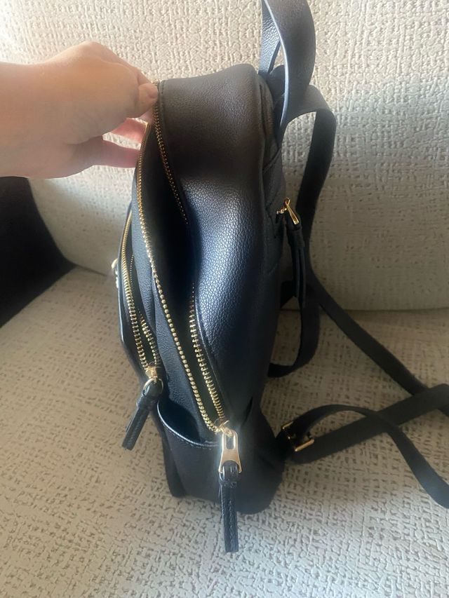 Mochila negra pequeña con llavero cactus