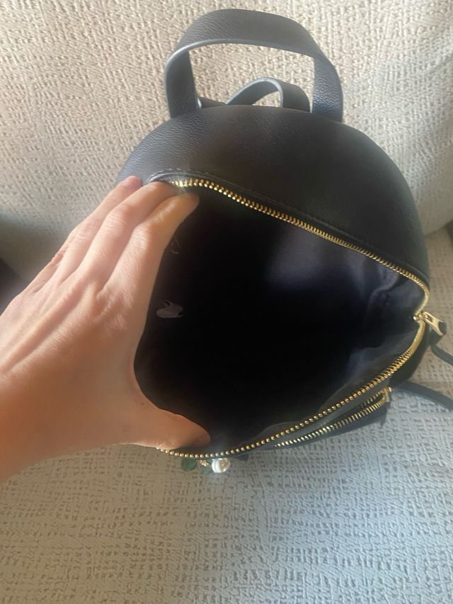 Mochila negra pequeña con llavero cactus