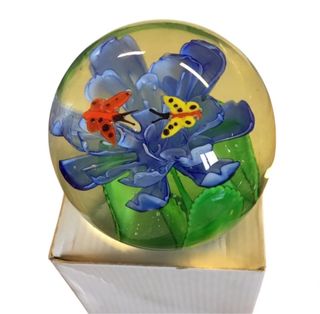 Fermacarte in vetro con fiori e farfalle