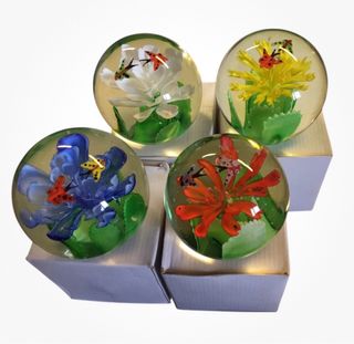 Fermacarte in vetro con fiori e farfalle