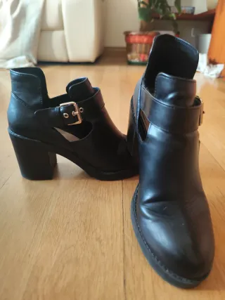 Botines Pull&Bear negros hebilla T.38