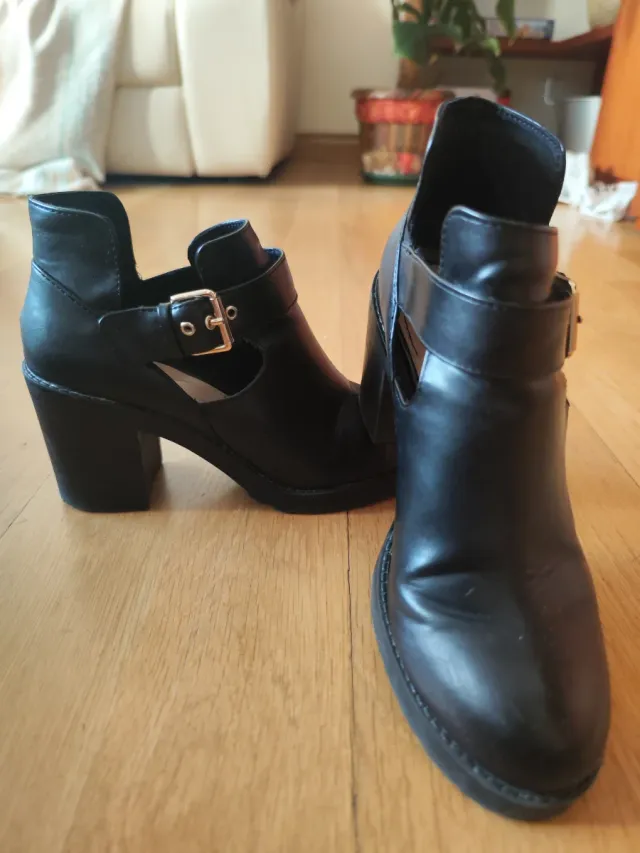 Botines Pull&Bear negros hebilla T.38