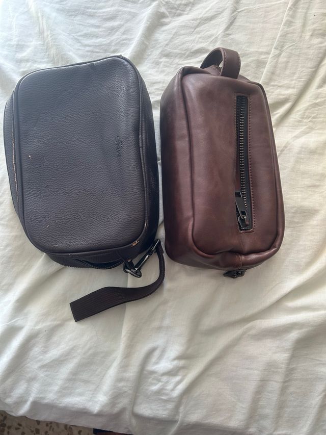 Lote 2 neceseres de piel marrón