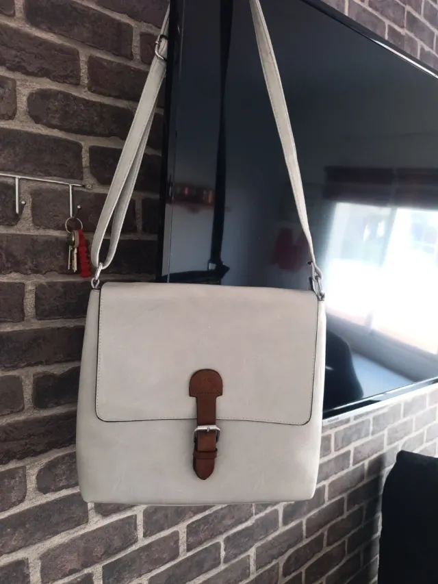 Bolso bandolera blanco con detalle marrón