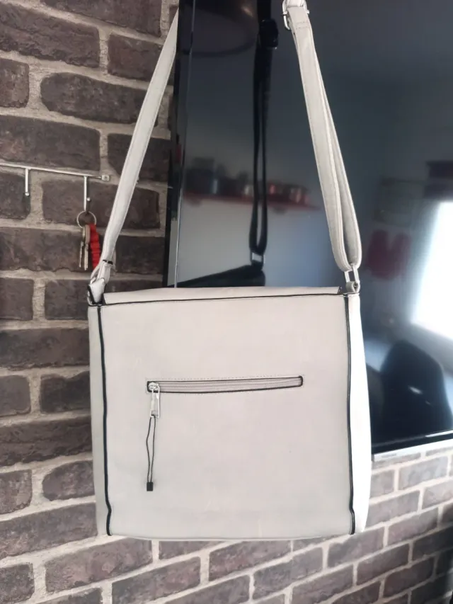 Bolso bandolera blanco con detalle marrón