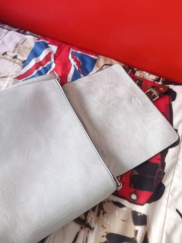 Bolso bandolera blanco con detalle marrón