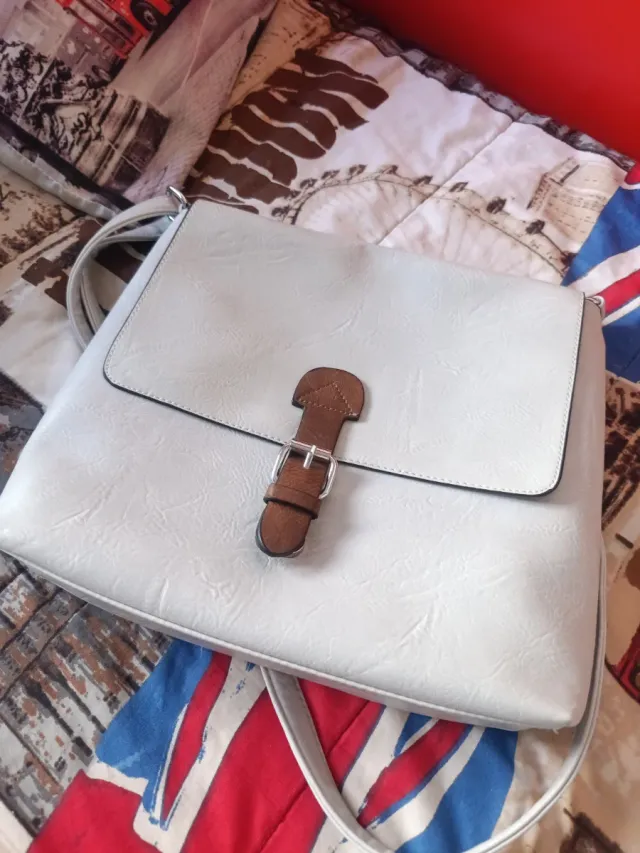 Bolso bandolera blanco con detalle marrón