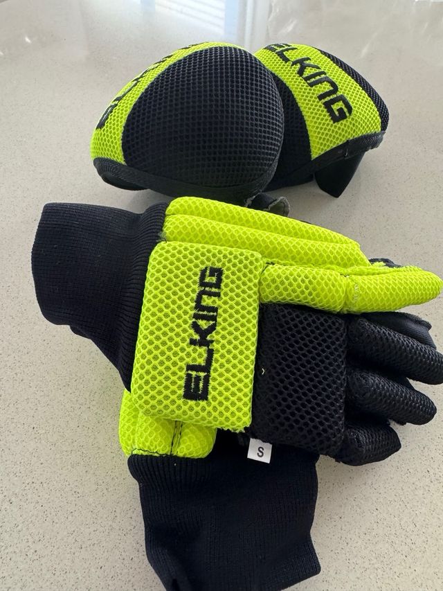 Guantes y rodilleras hockey niño T. S.