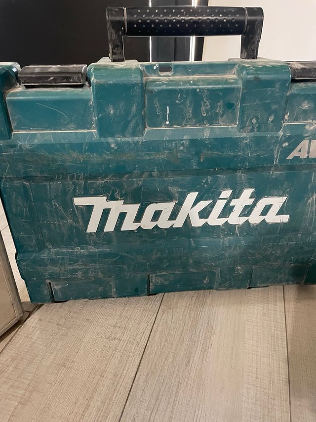 Martillo Percutor Makita con Puntas