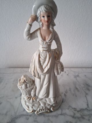 Figura de porcelana mujer con sombrero