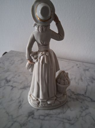 Figura de porcelana mujer con sombrero