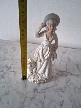 Figura de porcelana mujer con sombrero