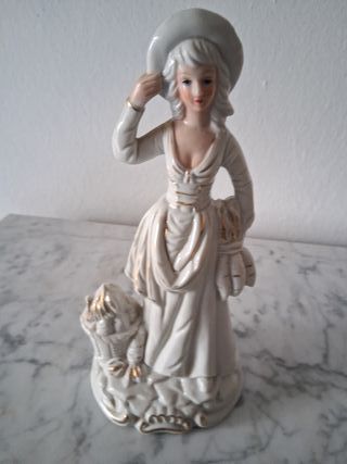 Figura de porcelana mujer con sombrero