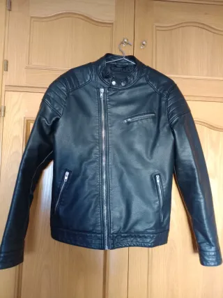 Cazadora de hombre negra