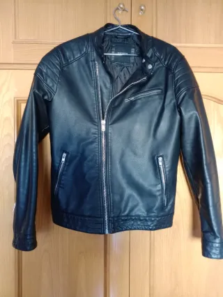 Cazadora de hombre negra