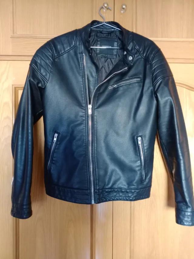 Cazadora de hombre negra