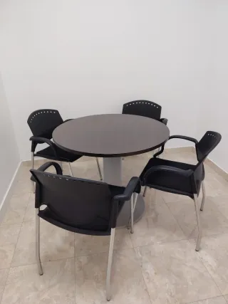 Mesa redonda y 4 sillas de oficina