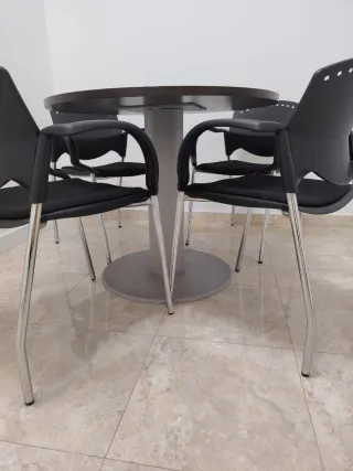 Mesa redonda y 4 sillas de oficina